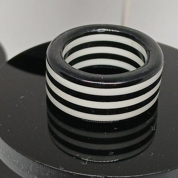 NWOT Size 5 1/5 Thick Black & White Striped Unisex Ring Acrylic Jewelry #15 - Picture 8 of 8